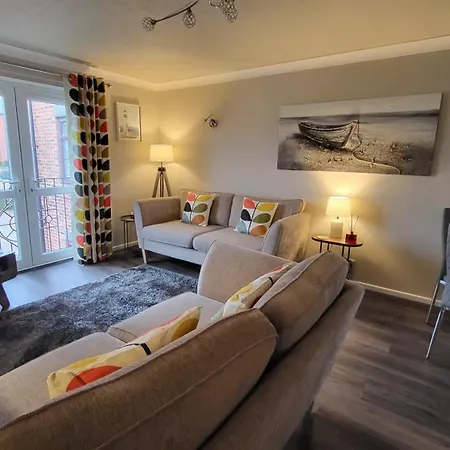 Peaceful Waterfront Apartment, Private Parking, Hull Marina Kingston upon Hull Exterior photo
