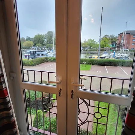 Peaceful Waterfront Apartment, Private Parking, Hull Marina Kingston upon Hull Exterior photo
