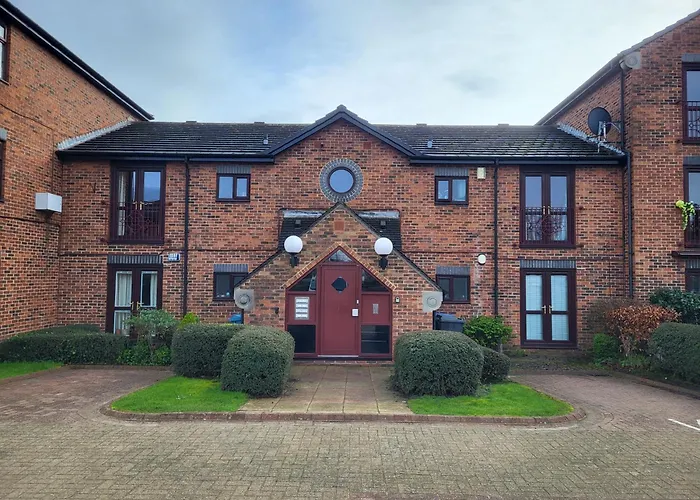 Peaceful Waterfront Apartment, Private Parking, Hull Marina