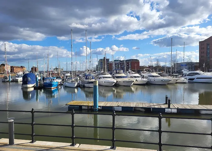 Peaceful Waterfront Apartment, Private Parking, Hull Marina