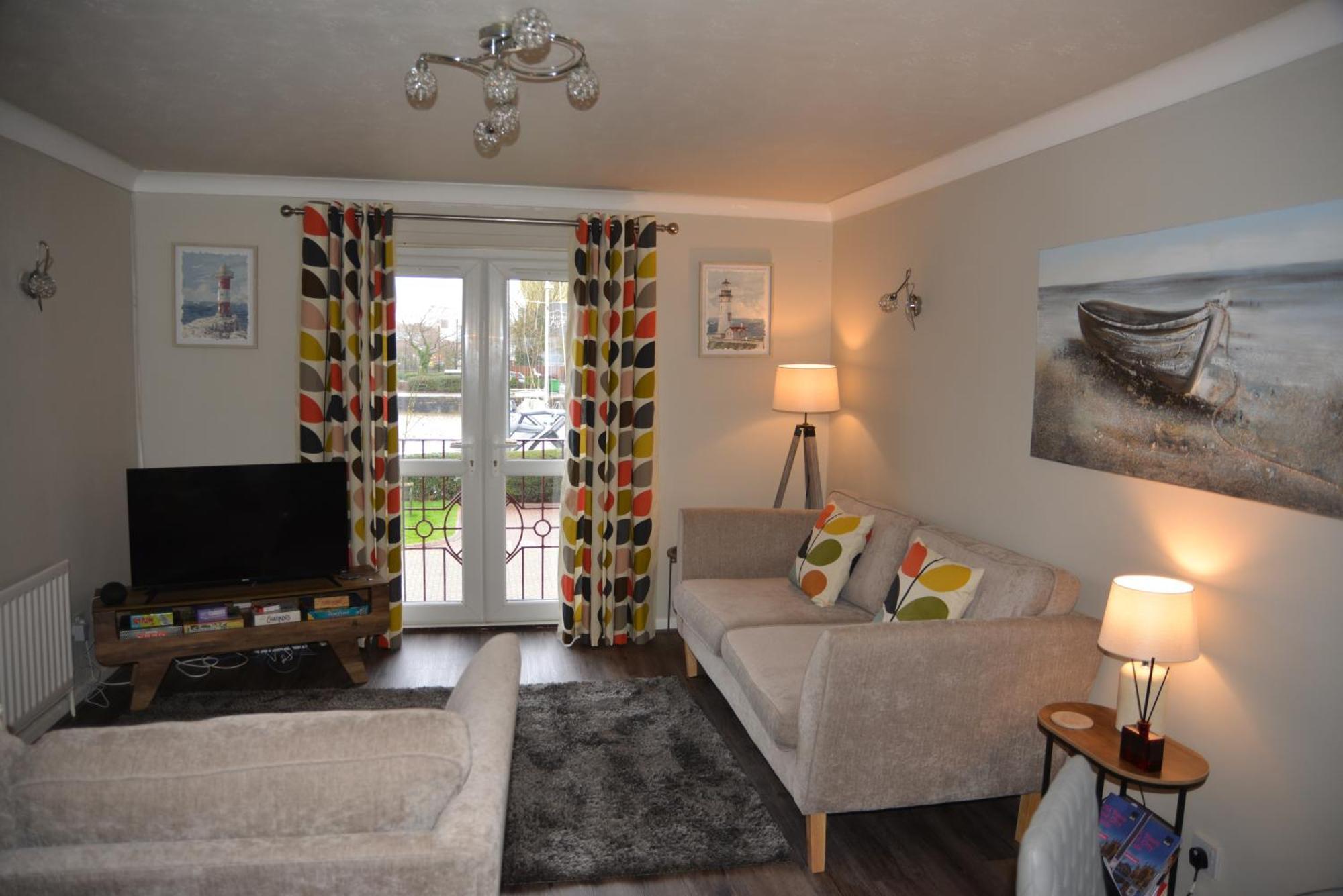 Peaceful Waterfront Apartment, Private Parking, Hull Marina