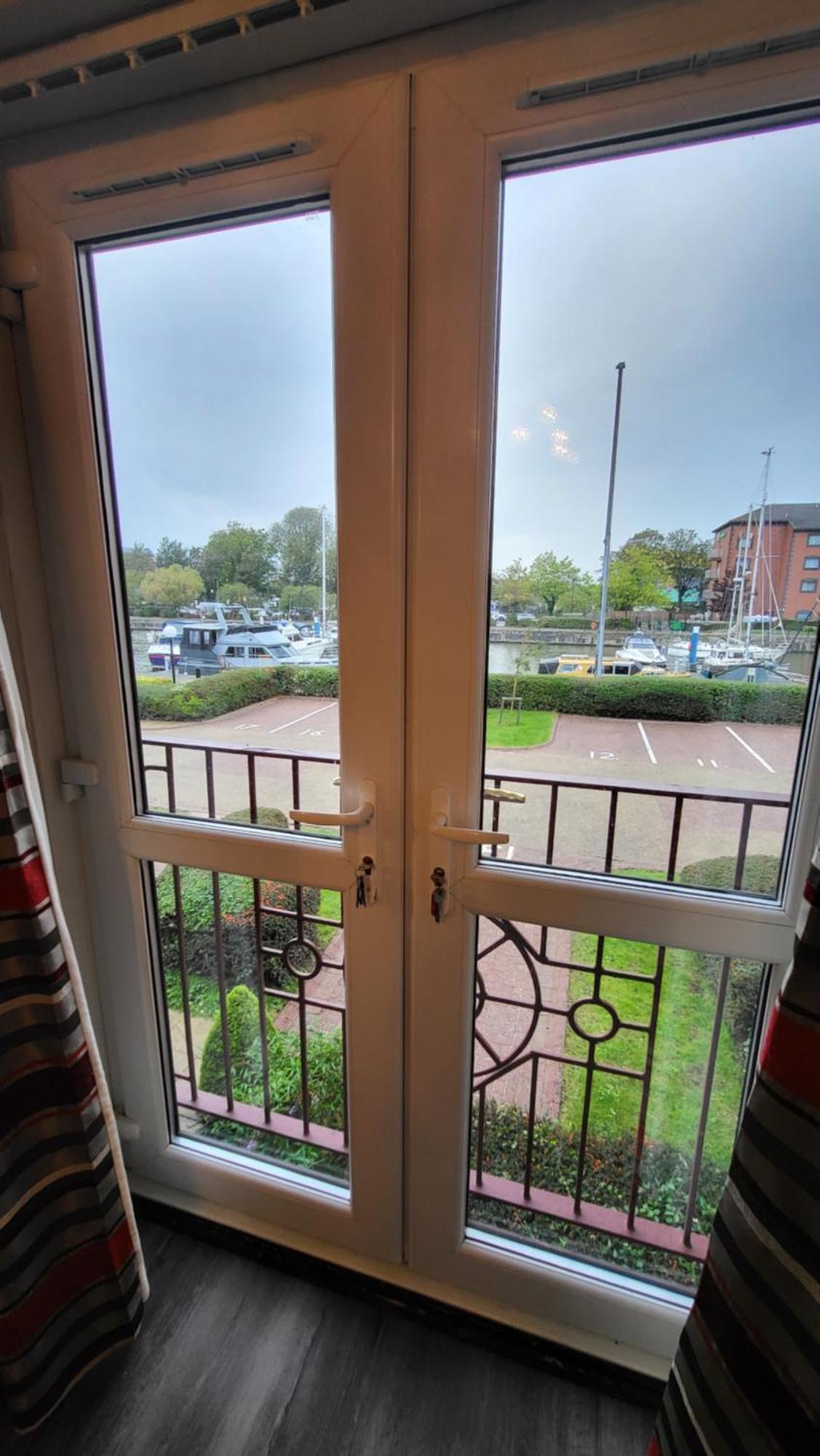 Peaceful Waterfront Apartment, Private Parking, Hull Marina